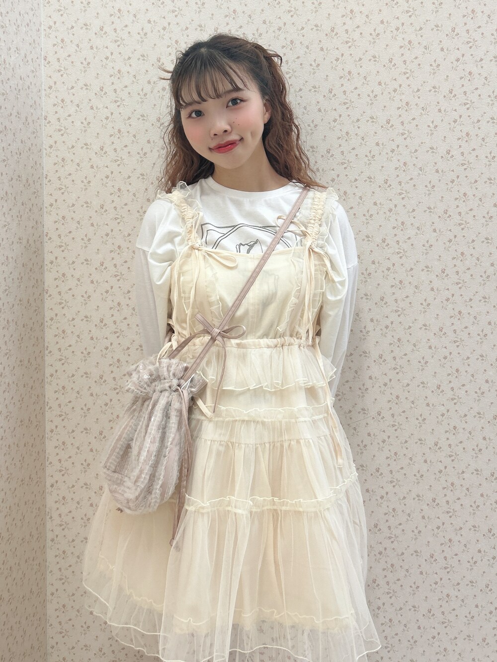 ホワイト系のワンピース、ピンク系のスウェットパンツ、レッド系のバレエシューズを着用したレディースの夏コーディネートの5枚目の写真