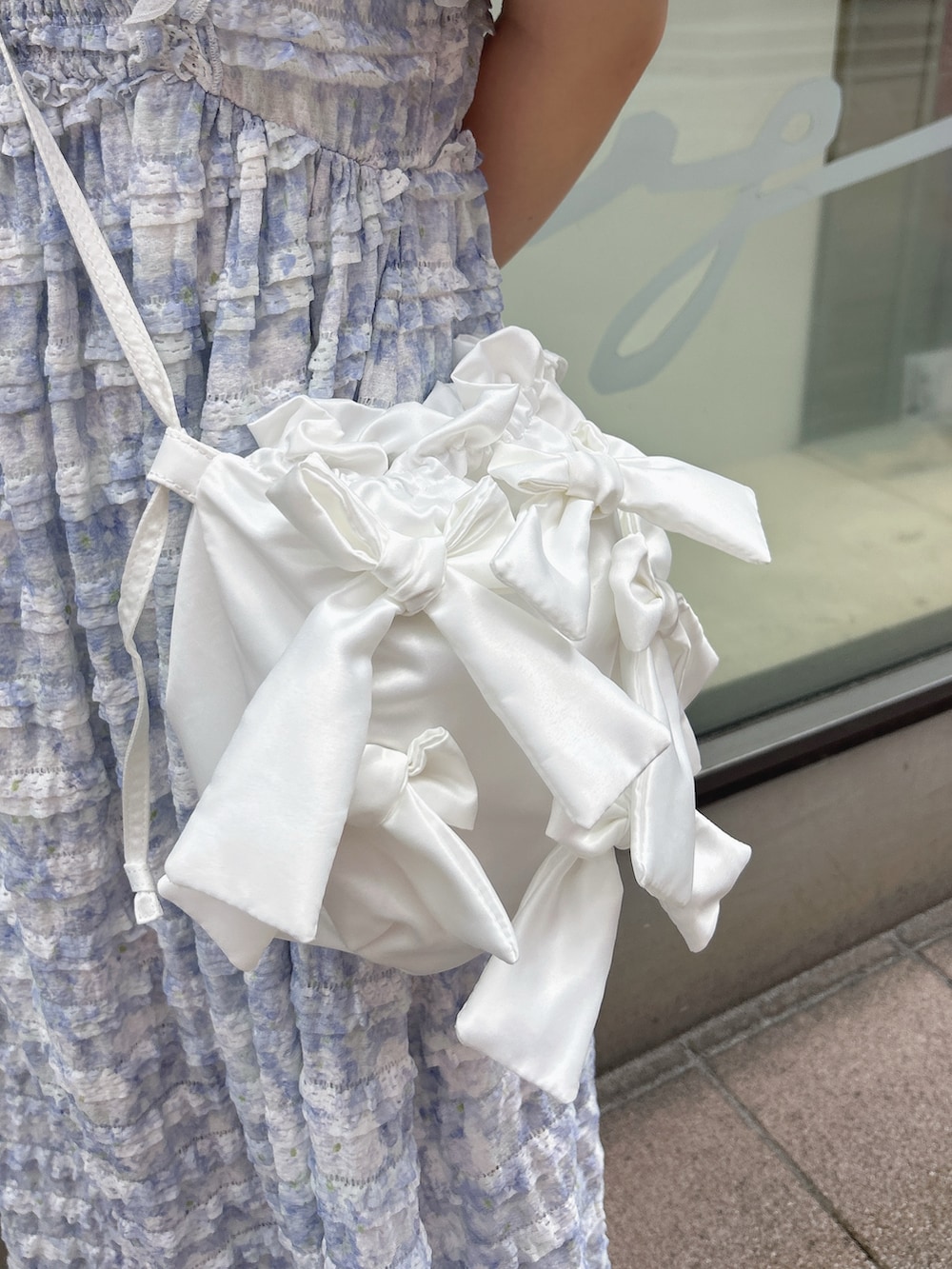 ホワイト系のシャツ/ブラウス、ブルー系のワンピース、ホワイト系のショルダーバッグを着用したレディースの夏コーディネートの8枚目の写真