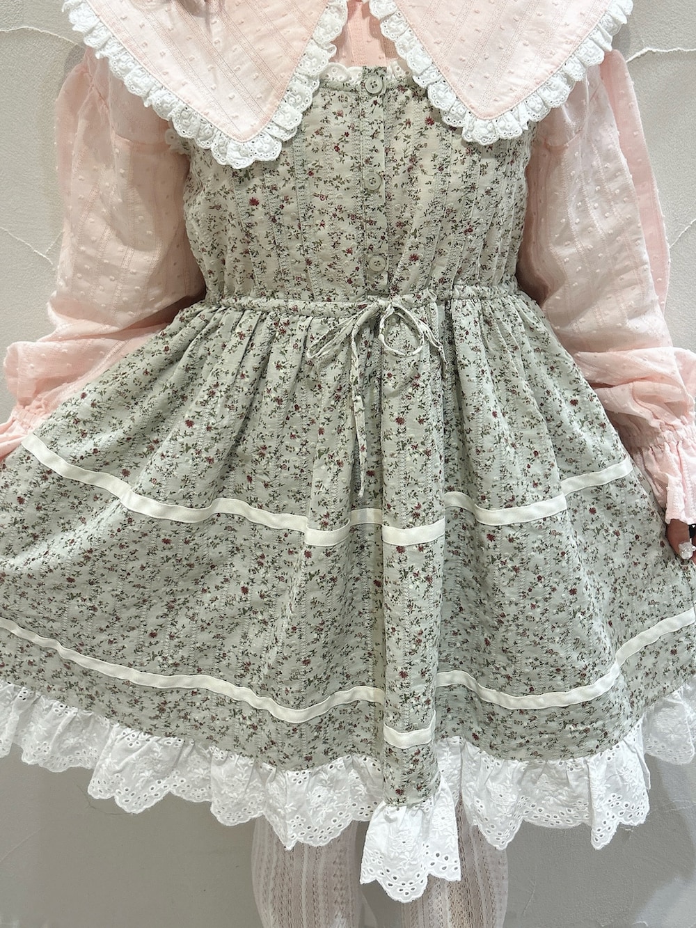 グリーン系のワンピース、ピンク系のシャツ/ブラウス、グリーン系のスニーカーを着用したレディースの冬コーディネートの9枚目の写真