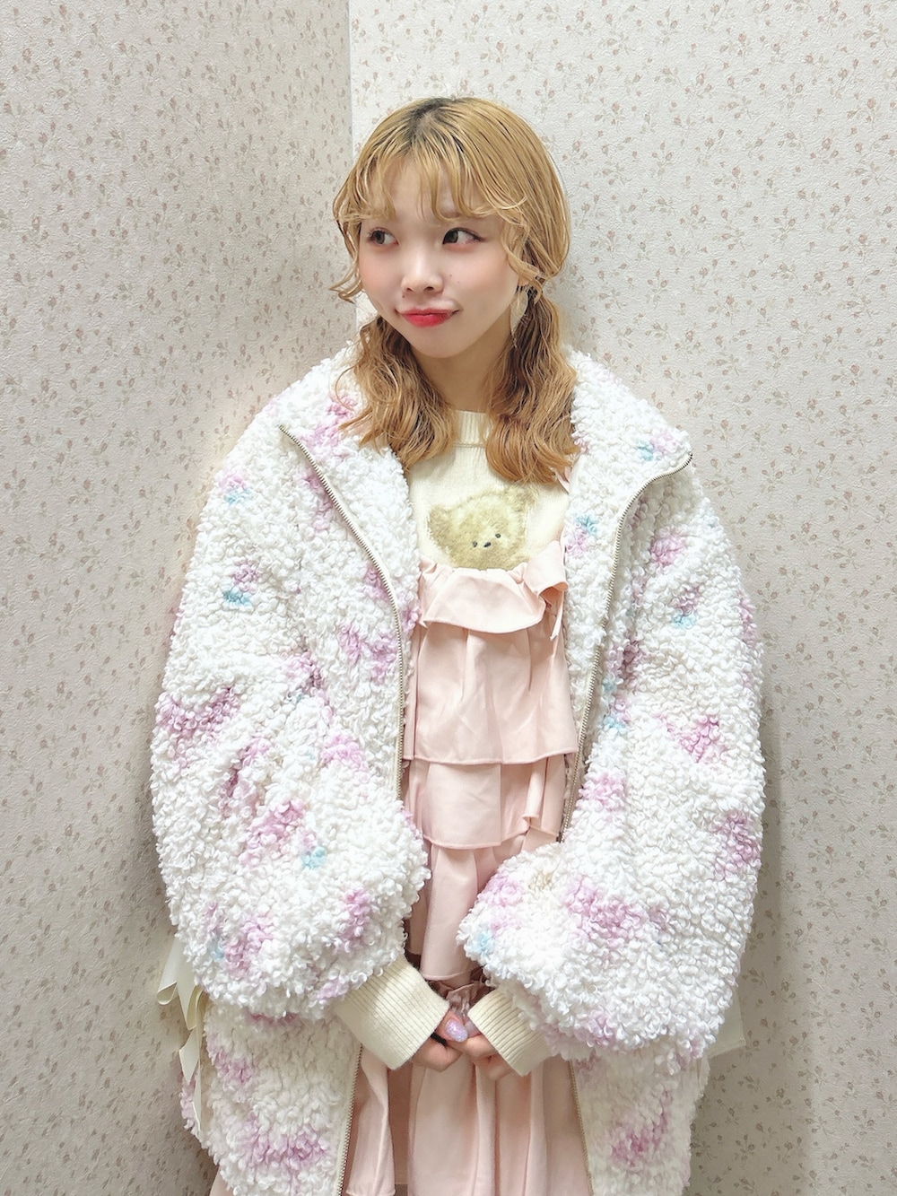 ピンク系のブルゾン、ピンク系のワンピース、ホワイト系のニット/セーターを着用したレディースの秋コーディネートの5枚目の写真