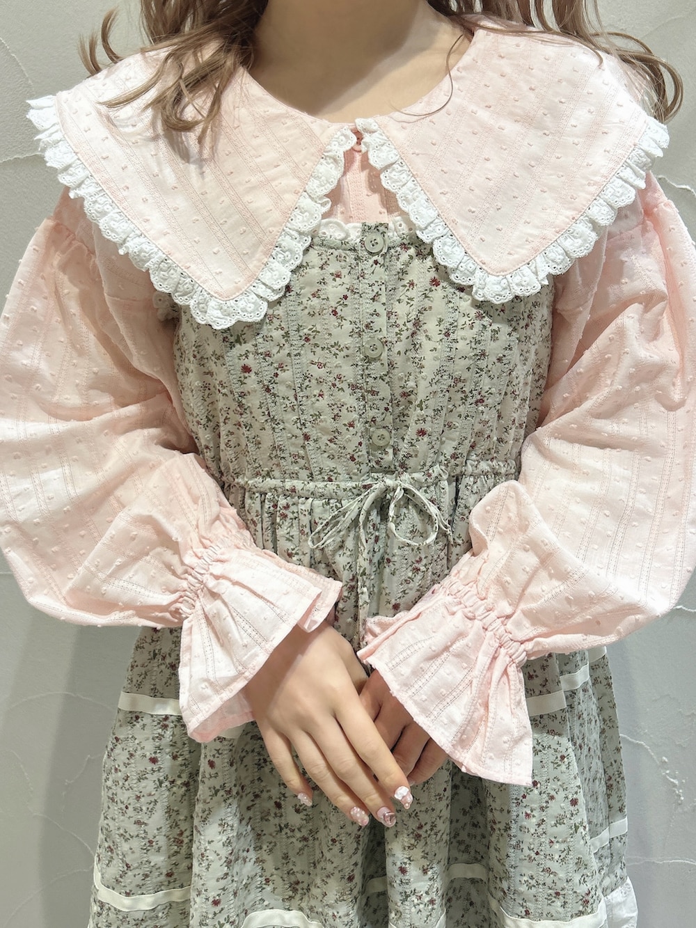 グリーン系のワンピース、ピンク系のシャツ/ブラウス、グリーン系のスニーカーを着用したレディースの冬コーディネートの8枚目の写真