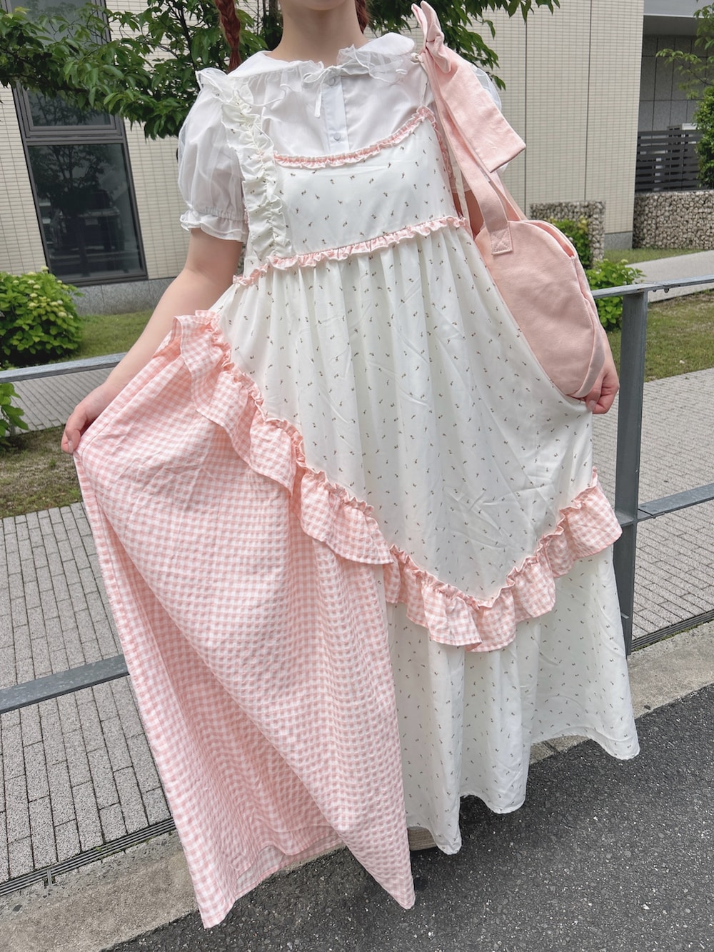 ピンク系のワンピース、ホワイト系のシャツ/ブラウス、ホワイト系のサンダルを着用したレディースの春コーディネートの9枚目の写真