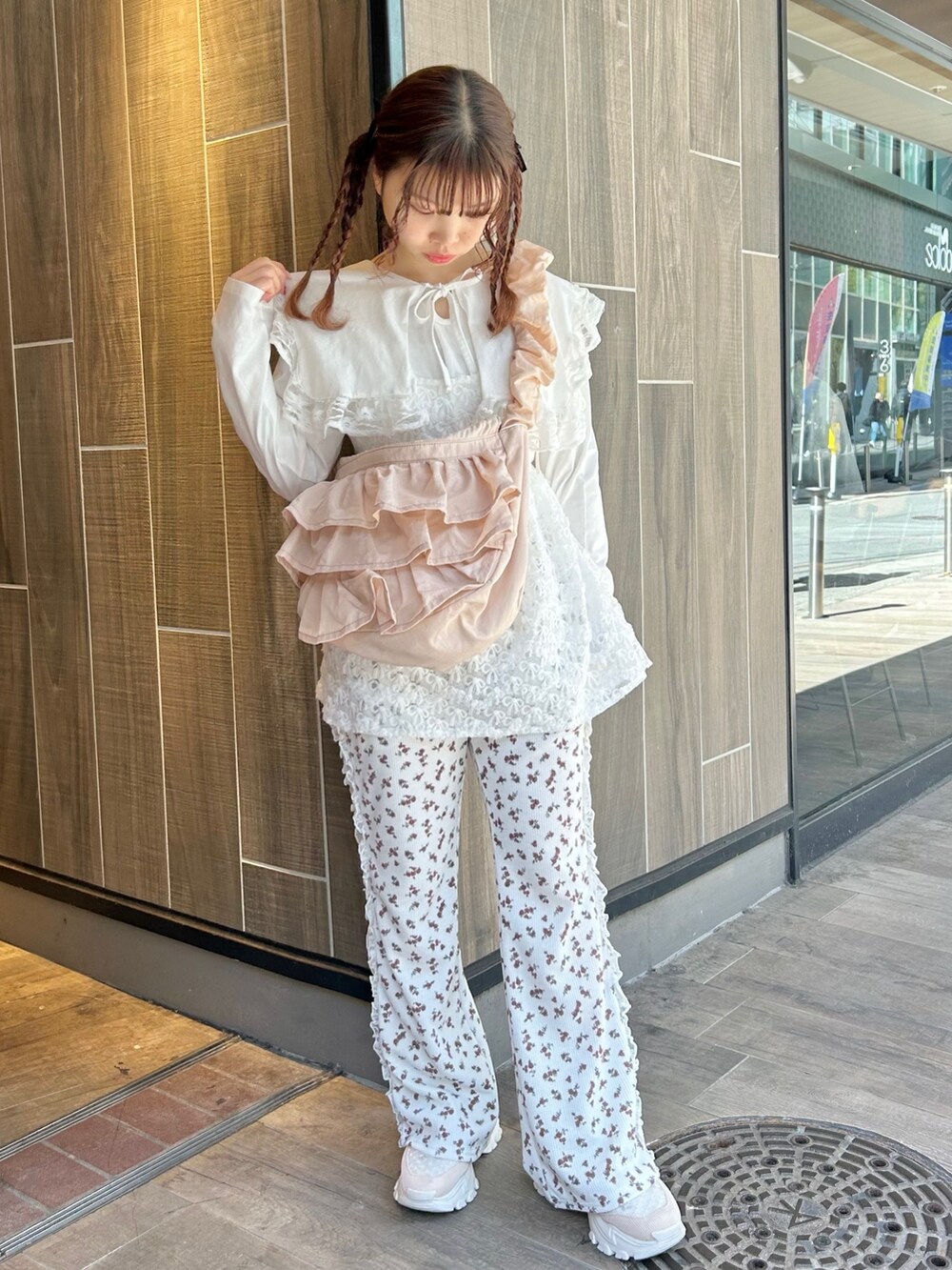 ホワイト系のTシャツ/カットソー、ピンク系のショルダーバッグ、ホワイト系のキャミソールを着用したレディースの春コーディネートの2枚目の写真