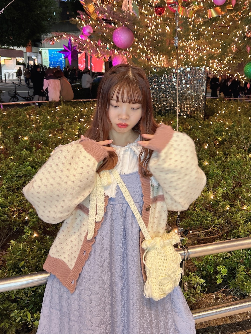 ホワイト系のシャツ/ブラウス、ピンク系のカーディガン/ボレロ、ホワイト系のハンドバッグを着用したレディースの秋コーディネートの3枚目の写真