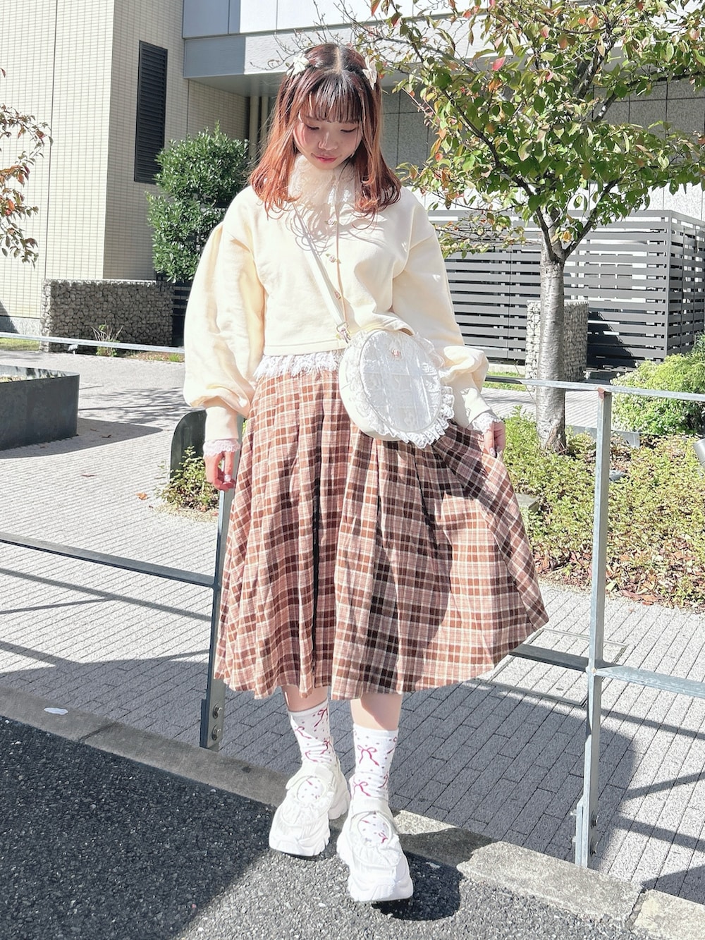 ホワイト系のショルダーバッグ、ホワイト系のカーディガン/ボレロ、ホワイト系のニット/セーターを着用したレディースの秋コーディネートの3枚目の写真