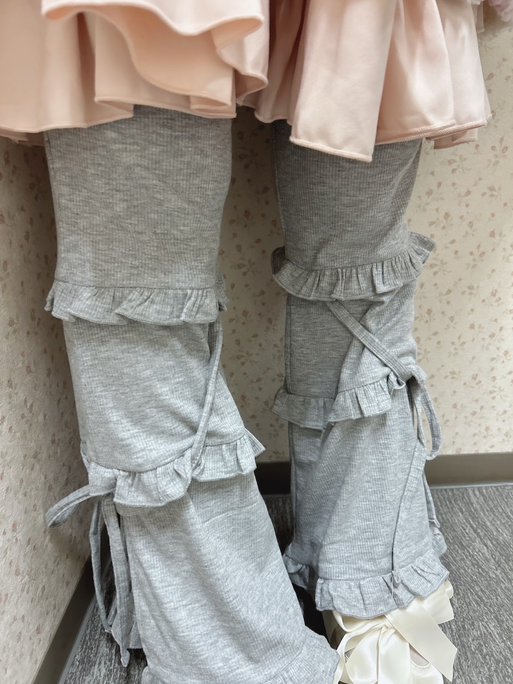 ピンク系のブルゾン、ピンク系のワンピース、ホワイト系のニット/セーターを着用したレディースの秋コーディネートの9枚目の写真