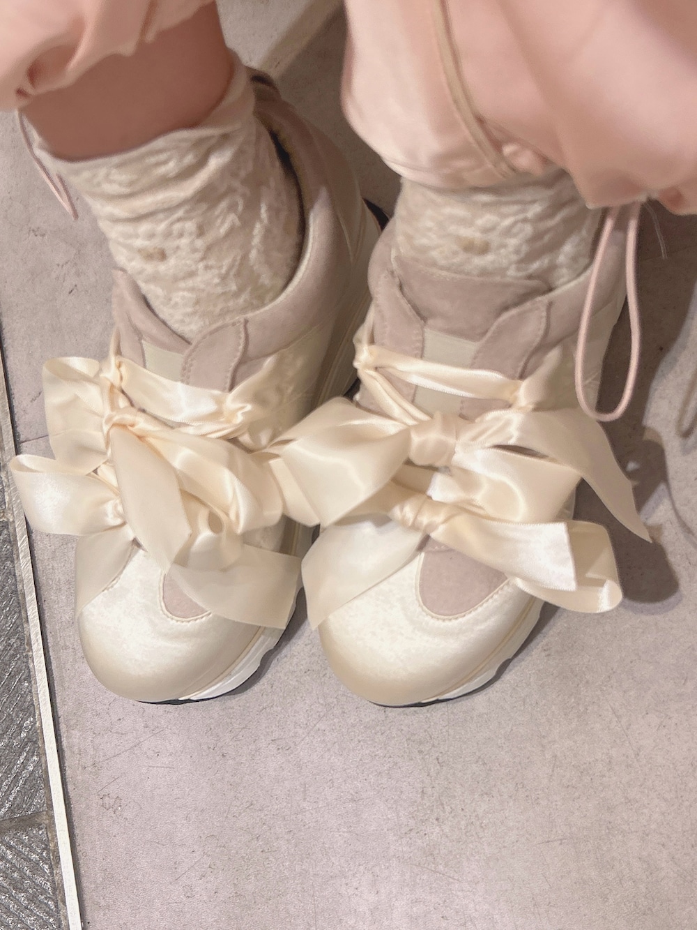 ピンク系のブルゾン、ピンク系のその他パンツ、ベージュ系のTシャツ/カットソーを着用したレディースの秋コーディネートの8枚目の写真