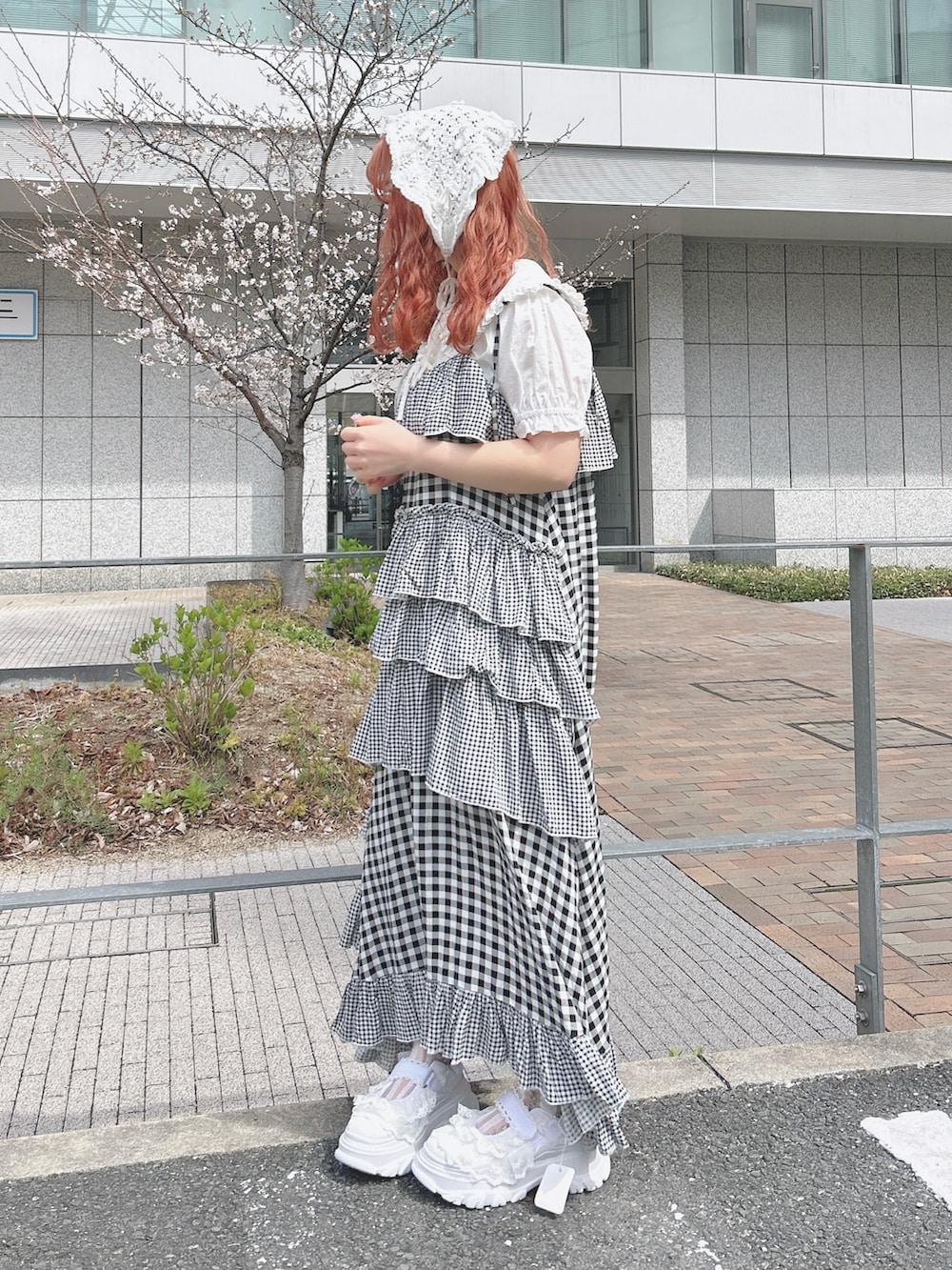 その他のワンピース、ホワイト系のシャツ/ブラウス、ホワイト系のサンダルを着用したレディースの春コーディネートの3枚目の写真