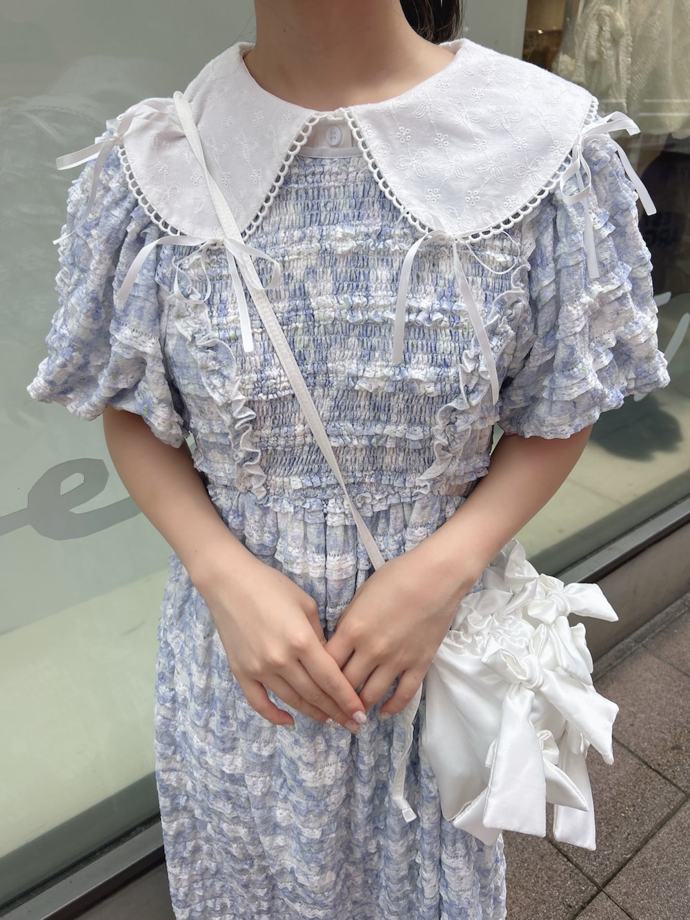 ホワイト系のシャツ/ブラウス、ブルー系のワンピース、ホワイト系のショルダーバッグを着用したレディースの夏コーディネートの7枚目の写真