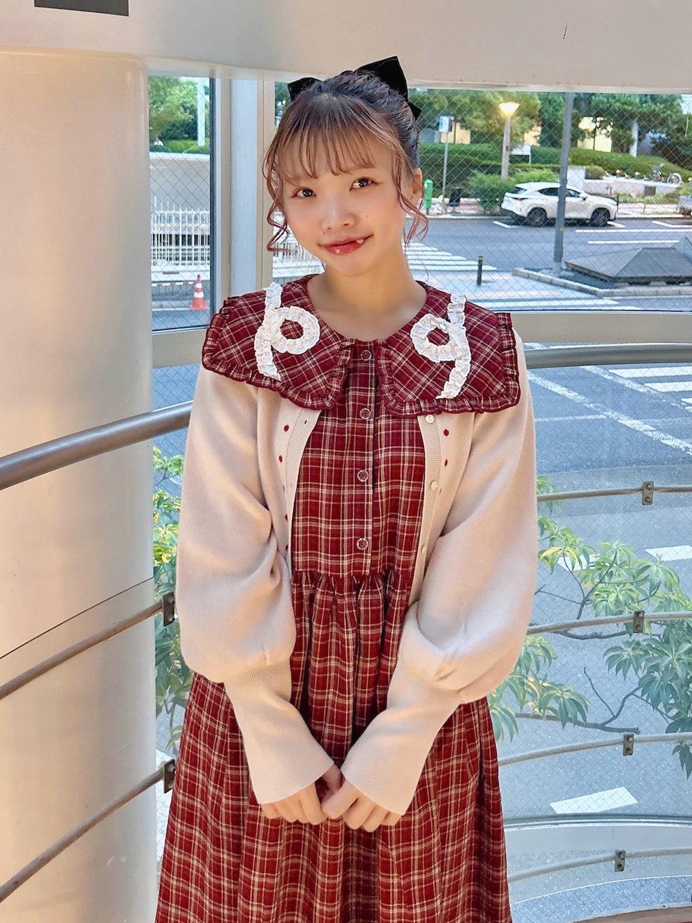 レッド系のワンピース、ホワイト系のカーディガン/ボレロ、ピンク系のブーツを着用したレディースの秋コーディネートの5枚目の写真