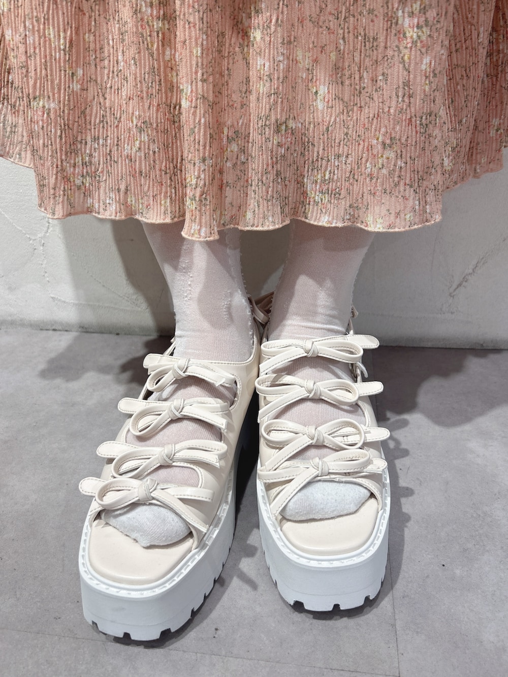 ピンク系のスカート、ホワイト系のシャツ/ブラウス、ホワイト系のショルダーバッグを着用したレディースの夏コーディネートの10枚目の写真