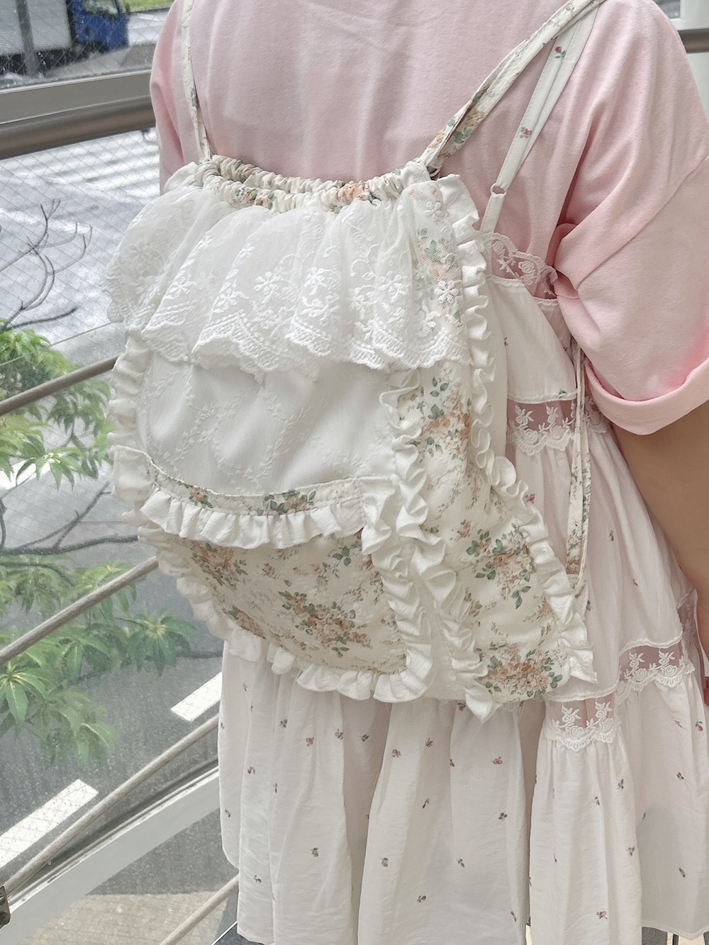 ピンク系のキャミソール、グレー系のスウェットパンツ、ピンク系のTシャツ/カットソーを着用したレディースの夏コーディネートの7枚目の写真