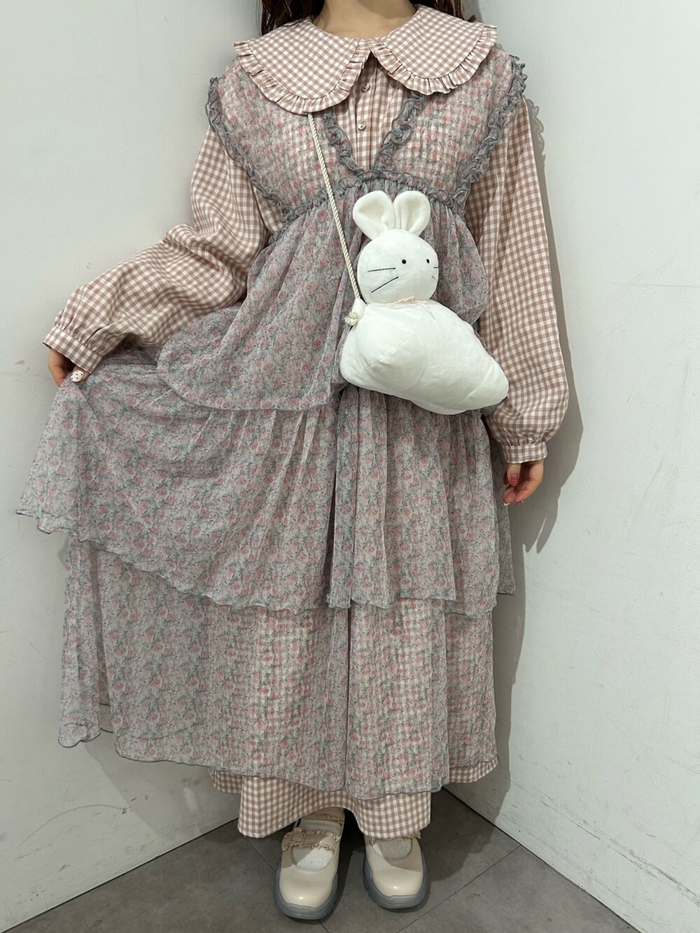 ピンク系のワンピース、ピンク系のワンピース、ホワイト系のスニーカーを着用したレディースの冬コーディネートの7枚目の写真