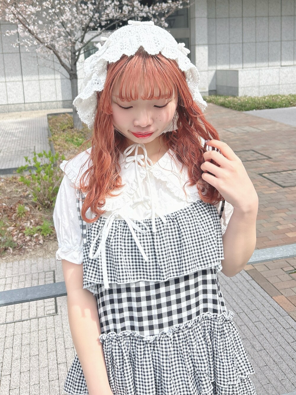 その他のワンピース、ホワイト系のシャツ/ブラウス、ホワイト系のサンダルを着用したレディースの春コーディネートの5枚目の写真