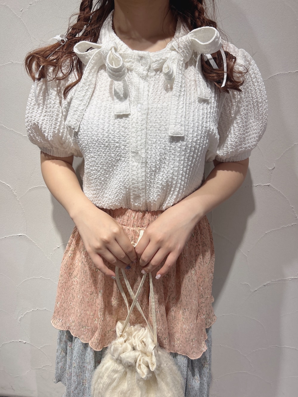 ピンク系のスカート、ホワイト系のシャツ/ブラウス、ホワイト系のショルダーバッグを着用したレディースの夏コーディネートの7枚目の写真