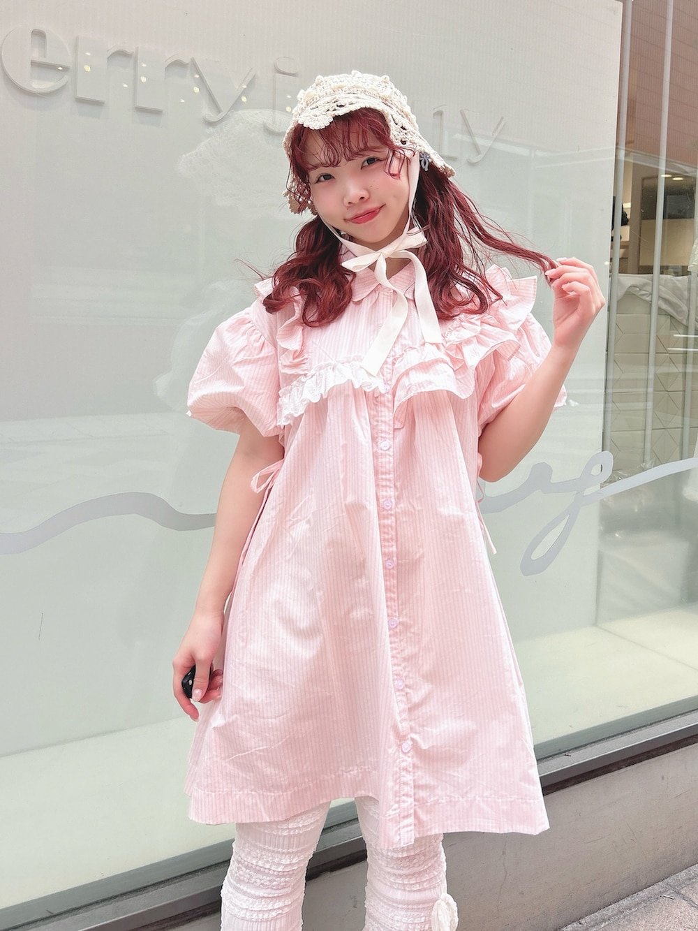 ピンク系のワンピース、ホワイト系のその他パンツ、ピンク系のスニーカーを着用したレディースの春コーディネートの4枚目の写真