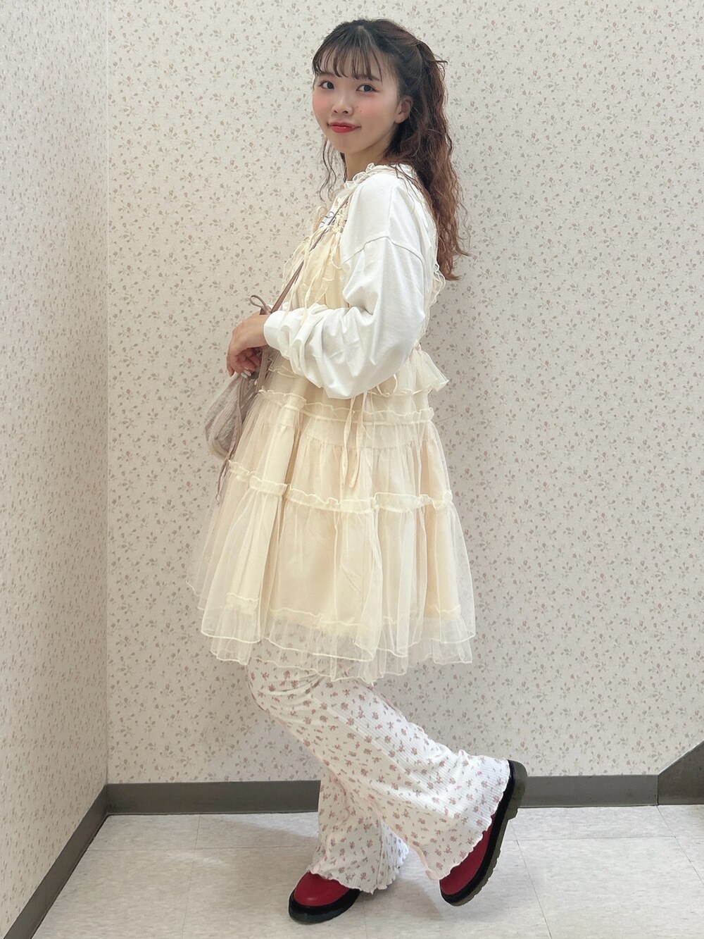 ホワイト系のワンピース、ピンク系のスウェットパンツ、レッド系のバレエシューズを着用したレディースの夏コーディネートの4枚目の写真