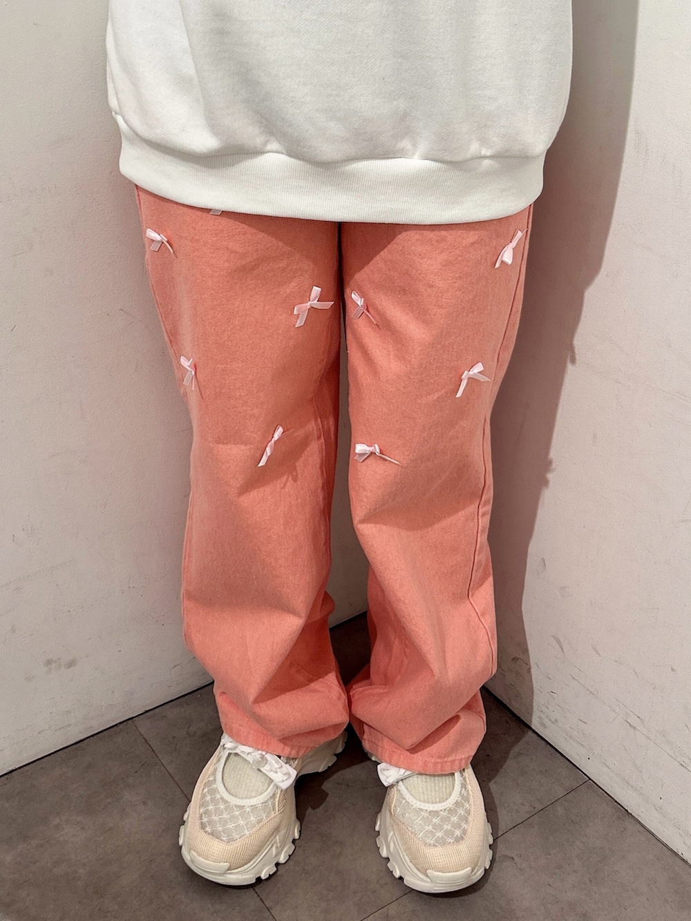 ブルー系のシャツ/ブラウス、シルバー系のショルダーバッグ、ホワイト系のスウェットを着用したレディースの冬コーディネートの9枚目の写真