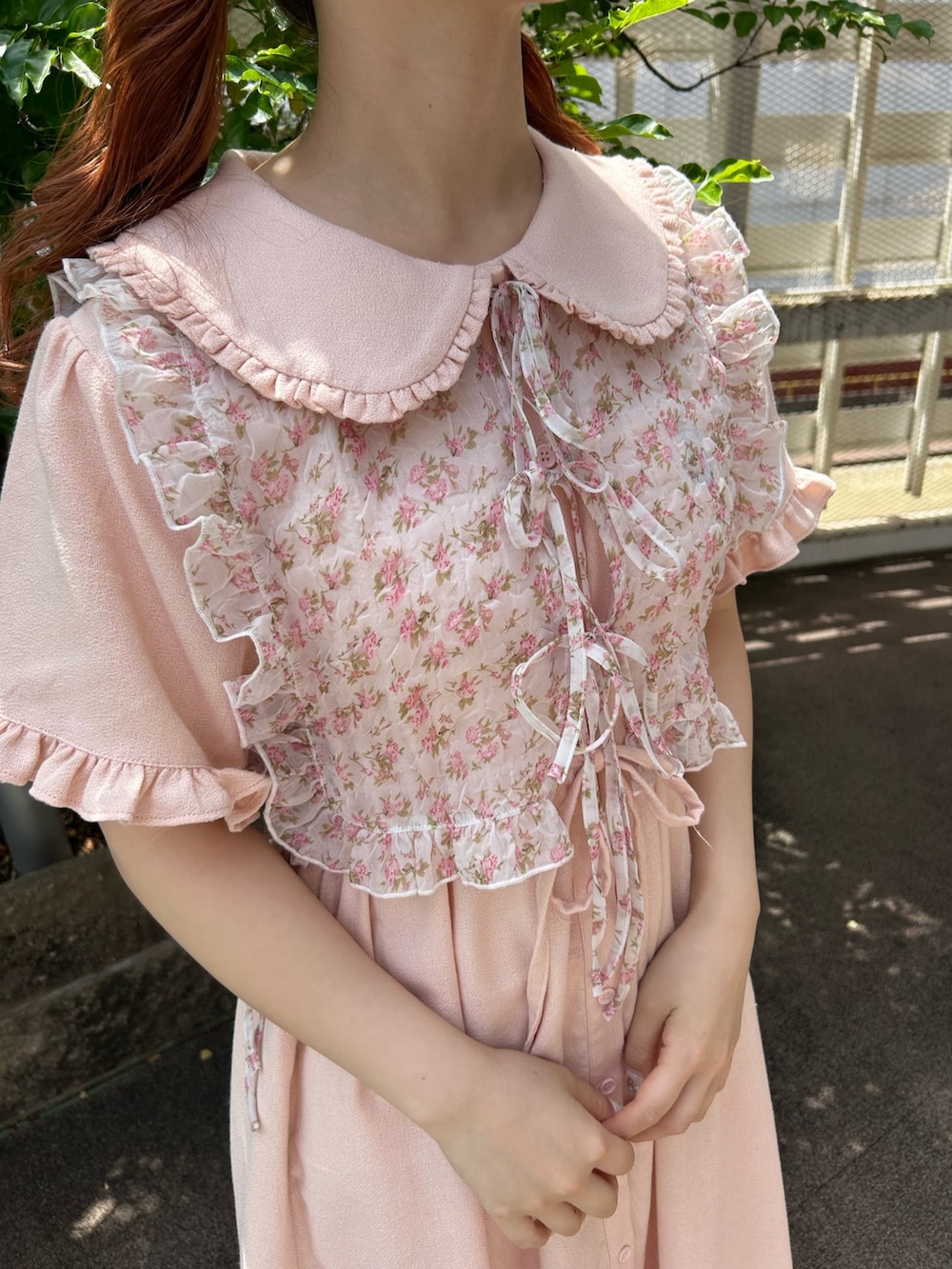 ピンク系のワンピース、ホワイト系のサンダル、ホワイト系の付け襟を着用したレディースの夏コーディネートの7枚目の写真