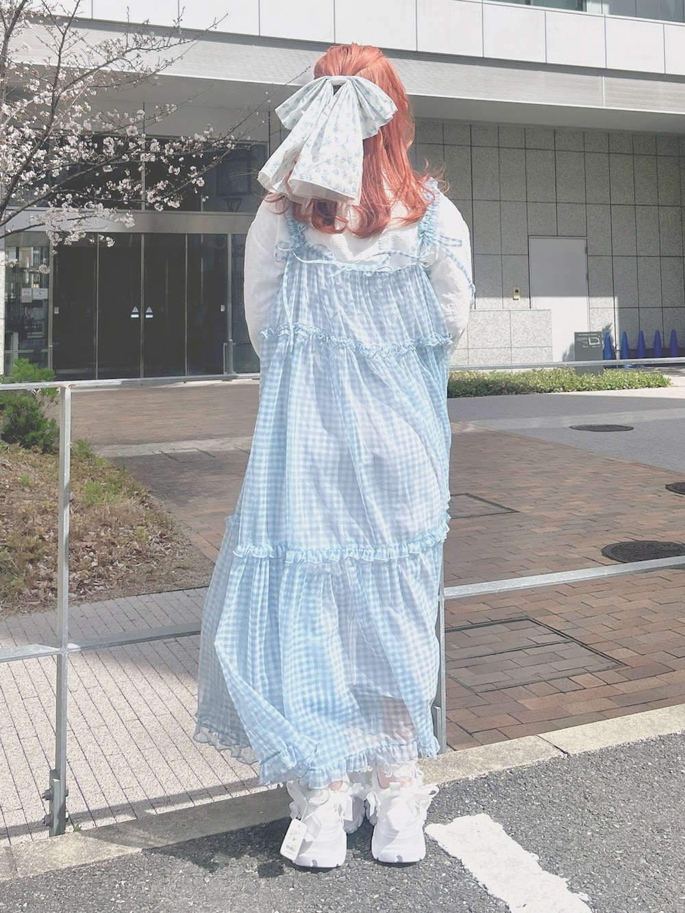 ブルー系のワンピース、ホワイト系のシャツ/ブラウス、ホワイト系のスニーカーを着用したレディースの春コーディネートの3枚目の写真