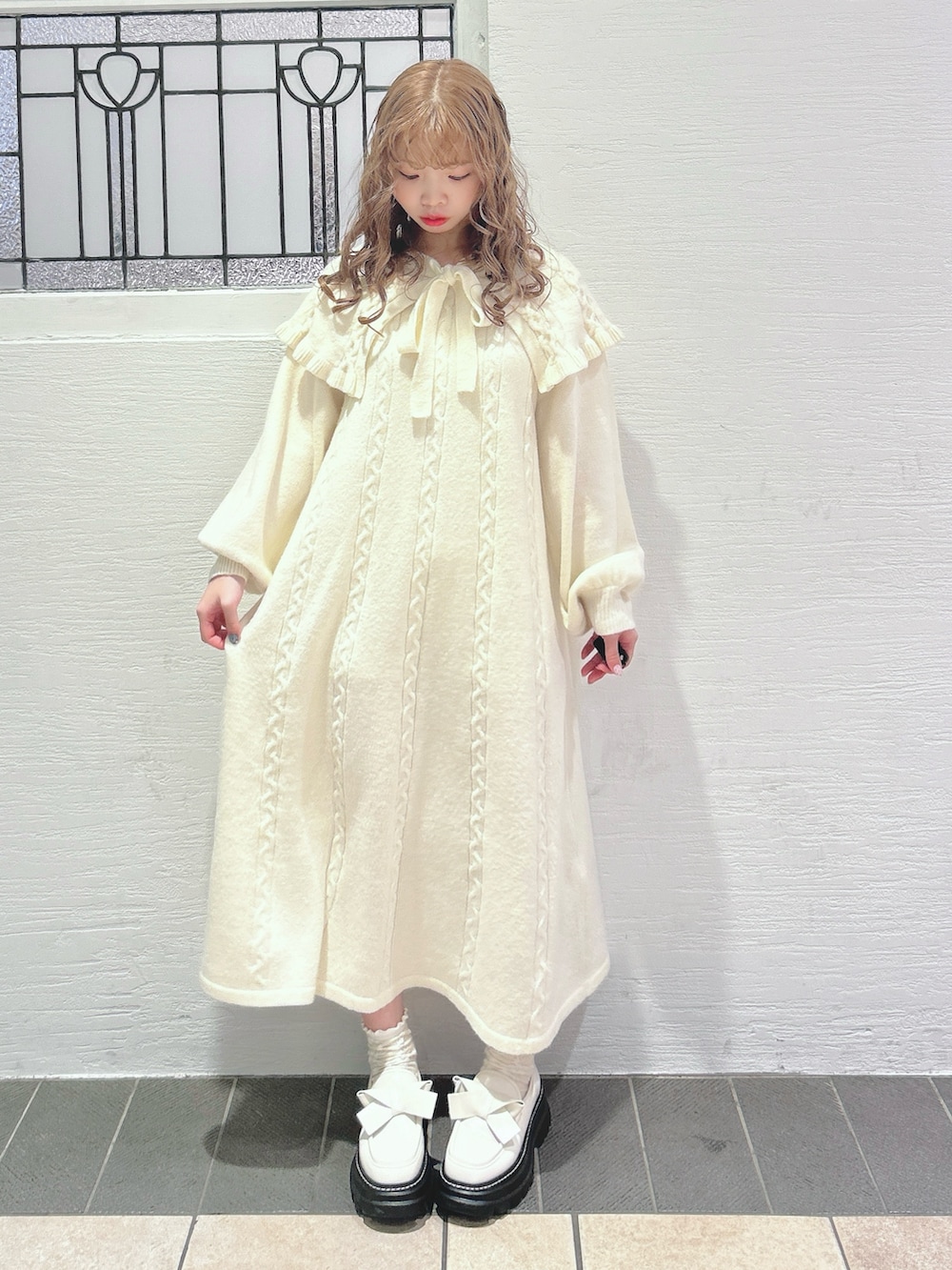 ホワイト系のワンピース、ホワイト系のローファーを着用したレディースの秋コーディネートの2枚目の写真