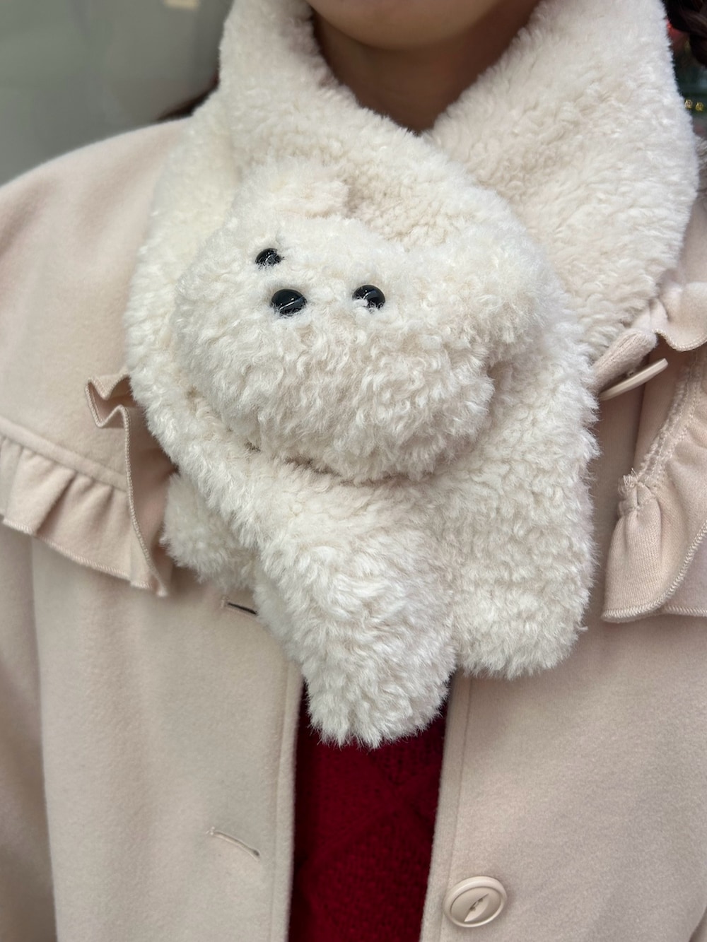 ホワイト系のブルゾン、レッド系のニット/セーター、ブラック系のワンピースを着用したレディースの冬コーディネートの6枚目の写真