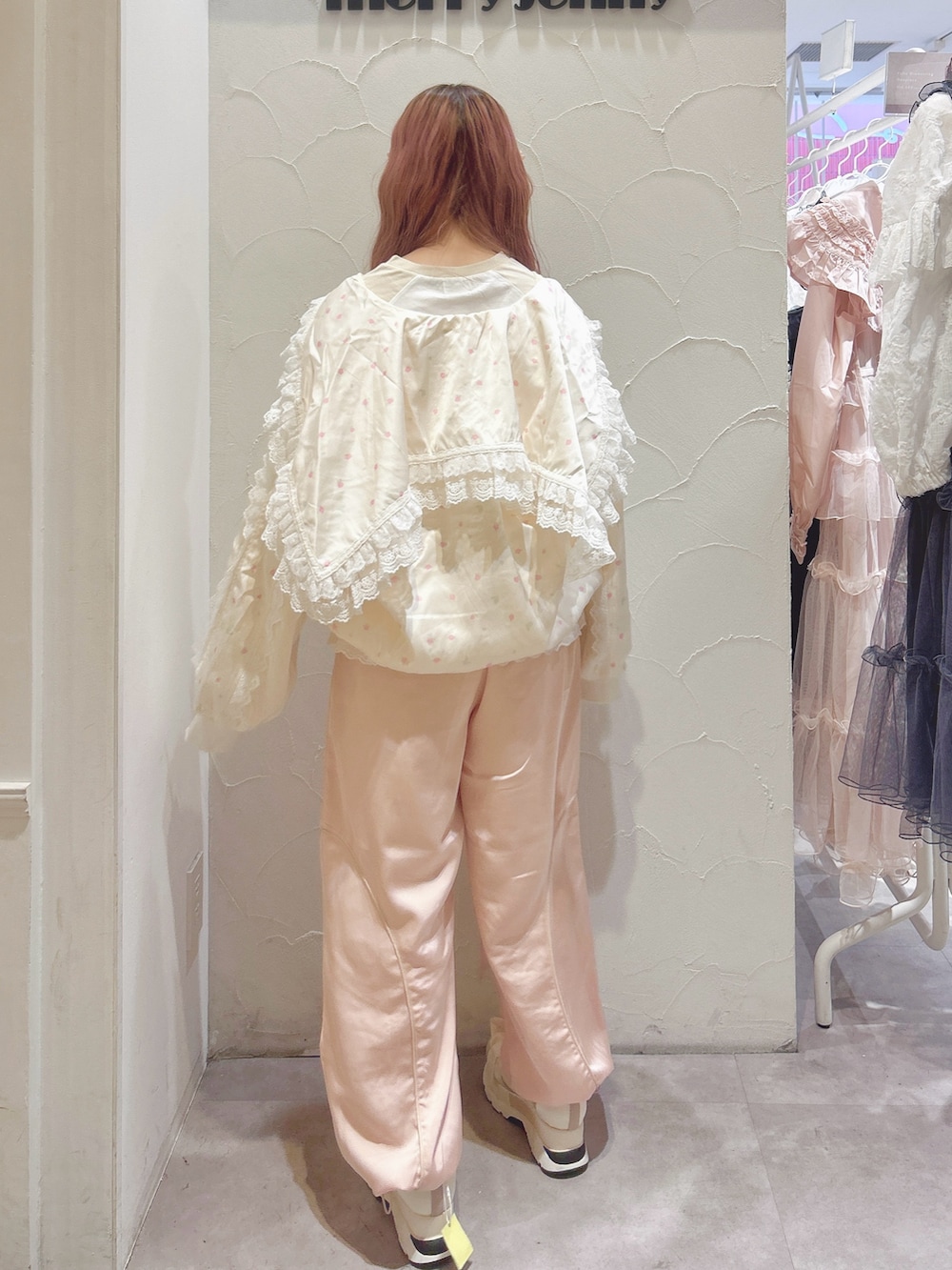 ピンク系のブルゾン、ピンク系のその他パンツ、ベージュ系のTシャツ/カットソーを着用したレディースの秋コーディネートの2枚目の写真