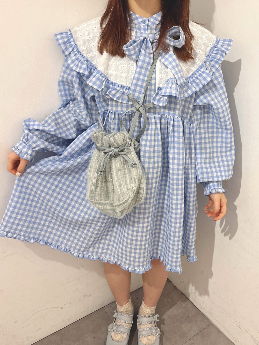 ブルー系のショルダーバッグ、ブルー系のワンピース、ブルー系のスニーカーを着用したレディースの春コーディネートの8枚目の写真