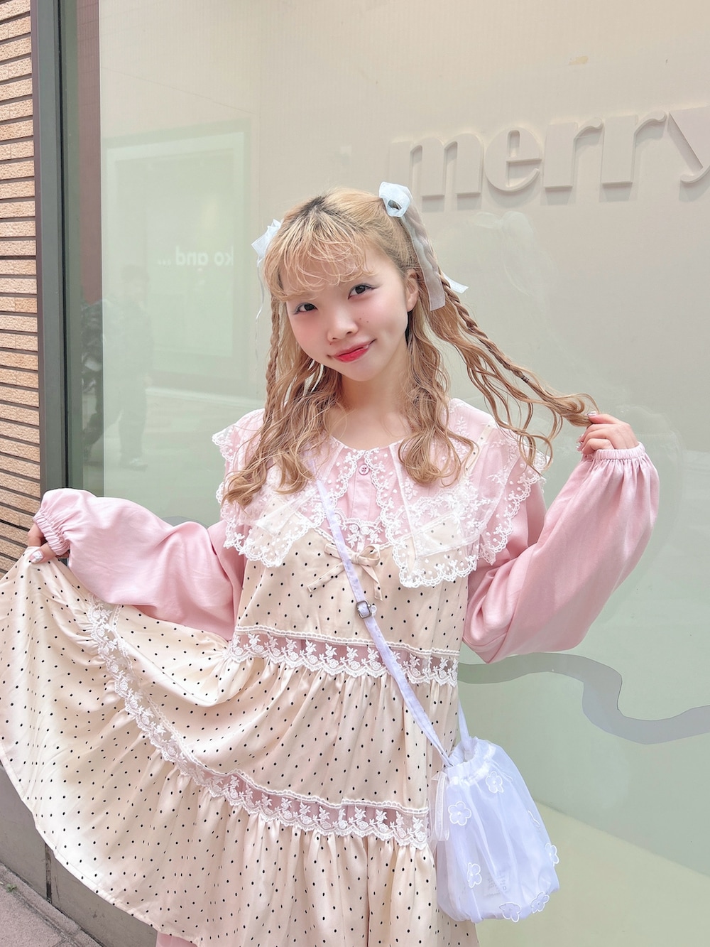 ピンク系のワンピース、ホワイト系のワンピース、ホワイト系のハンドバッグを着用したレディースの冬コーディネートの7枚目の写真