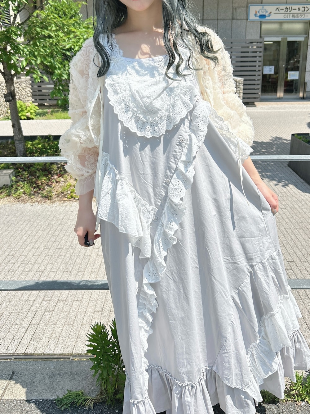 グレー系のワンピース、ホワイト系のキャミソール、ホワイト系のシャツ/ブラウスを着用したレディースの夏コーディネートの9枚目の写真