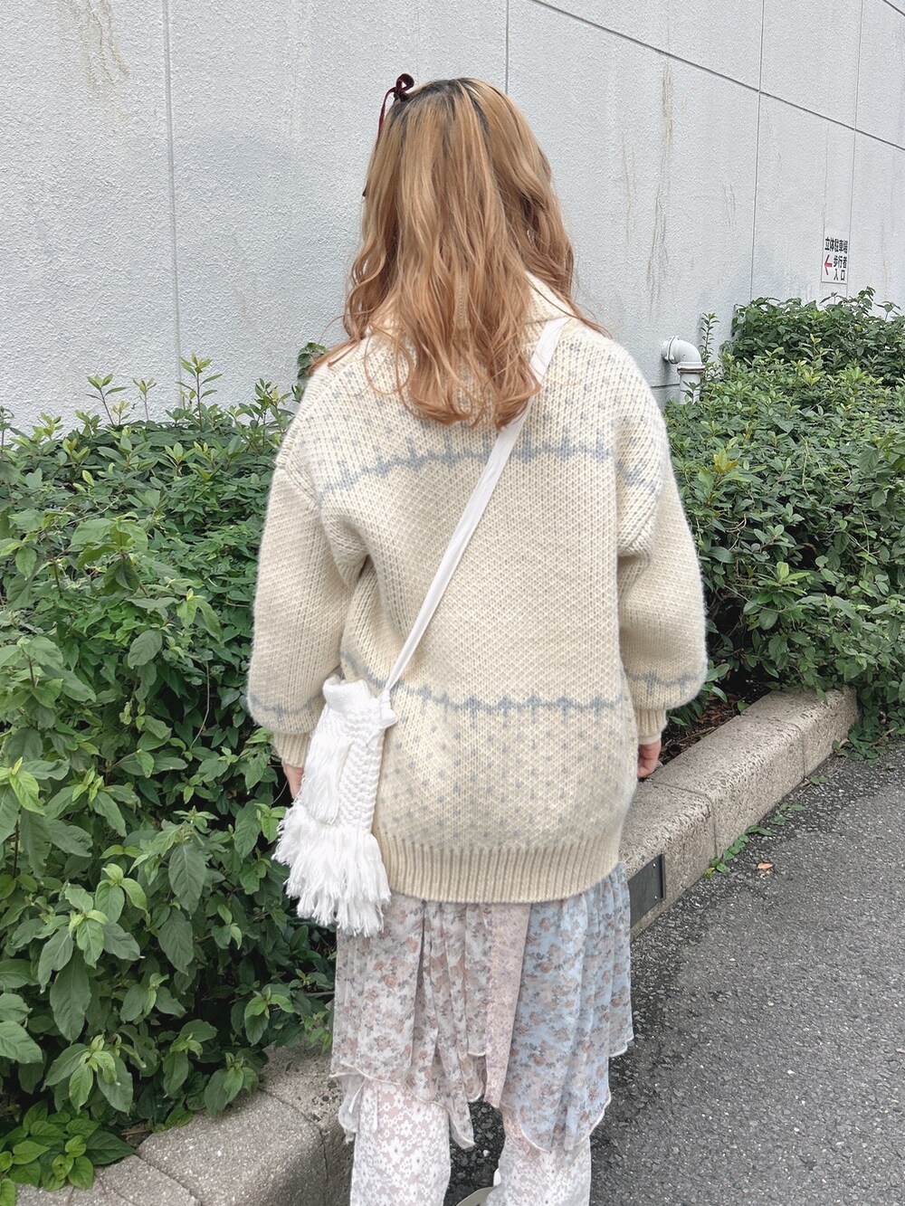 ホワイト系のカーディガン/ボレロ、ホワイト系のニット/セーター、ホワイト系のスカートを着用したレディースの秋コーディネートの6枚目の写真