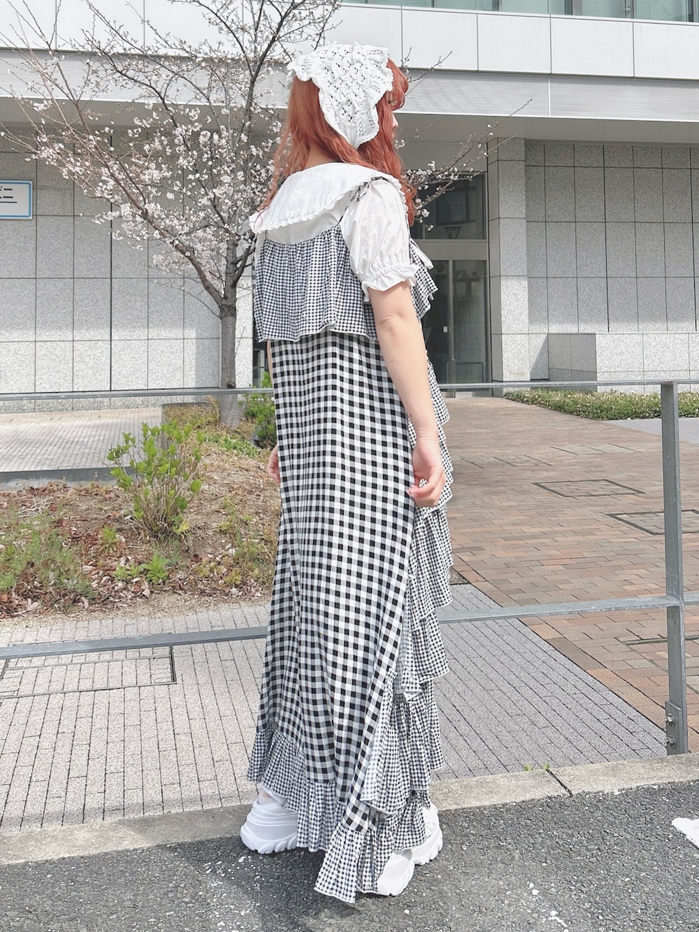 その他のワンピース、ホワイト系のシャツ/ブラウス、ホワイト系のサンダルを着用したレディースの春コーディネートの4枚目の写真