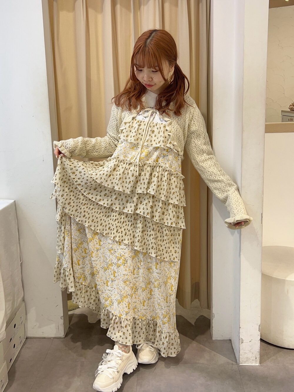 ホワイト系のカーディガン/ボレロ、ベージュ系のTシャツ/カットソー、その他のワンピースを着用したレディースの春コーディネートの3枚目の写真