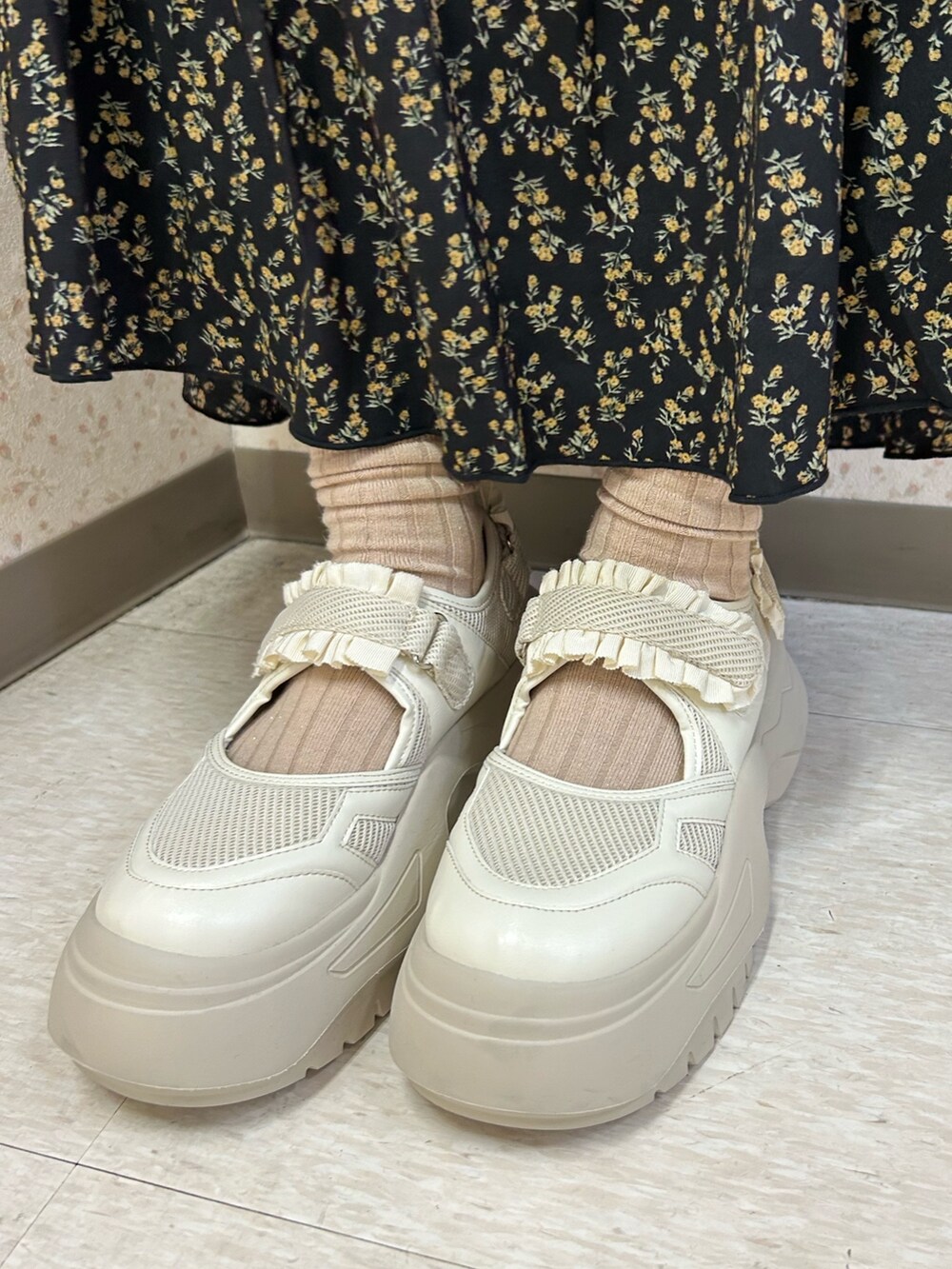 ピンク系のブルゾン、ホワイト系のニット/セーター、ブラック系のスカートを着用したレディースの冬コーディネートの10枚目の写真