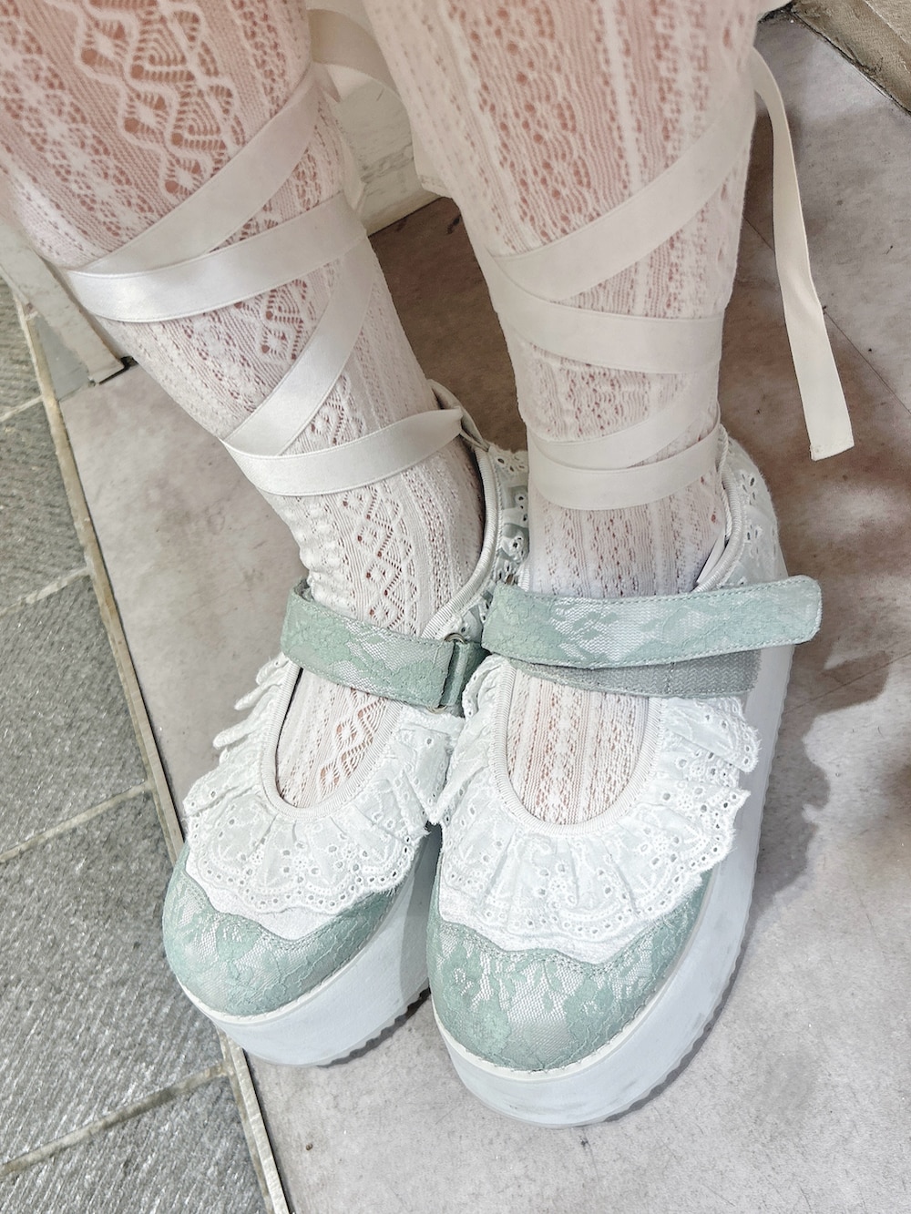 グリーン系のワンピース、ピンク系のシャツ/ブラウス、グリーン系のスニーカーを着用したレディースの冬コーディネートの10枚目の写真