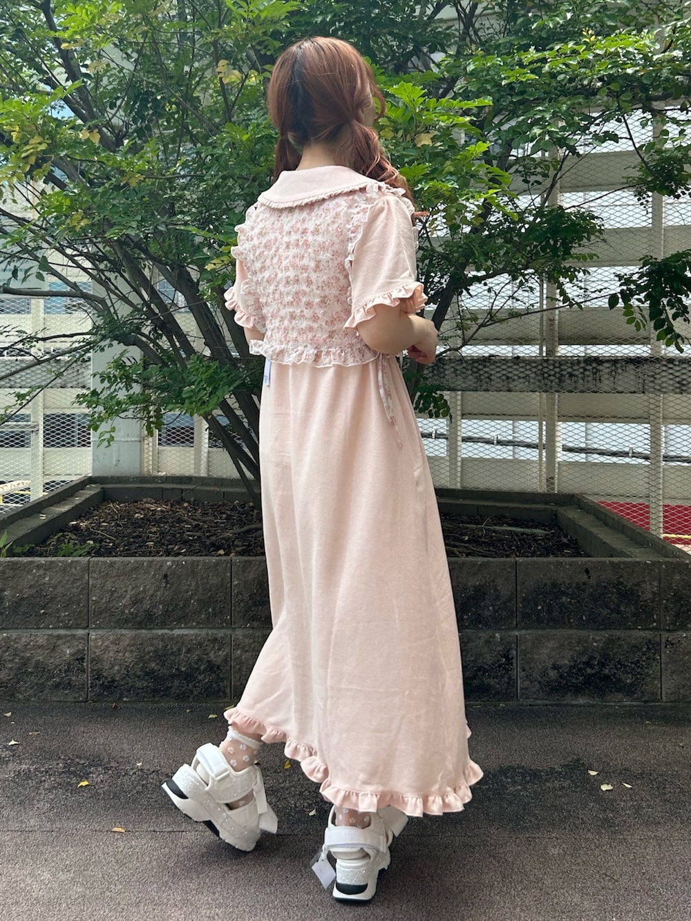 ピンク系のワンピース、ホワイト系のサンダル、ホワイト系の付け襟を着用したレディースの夏コーディネートの4枚目の写真