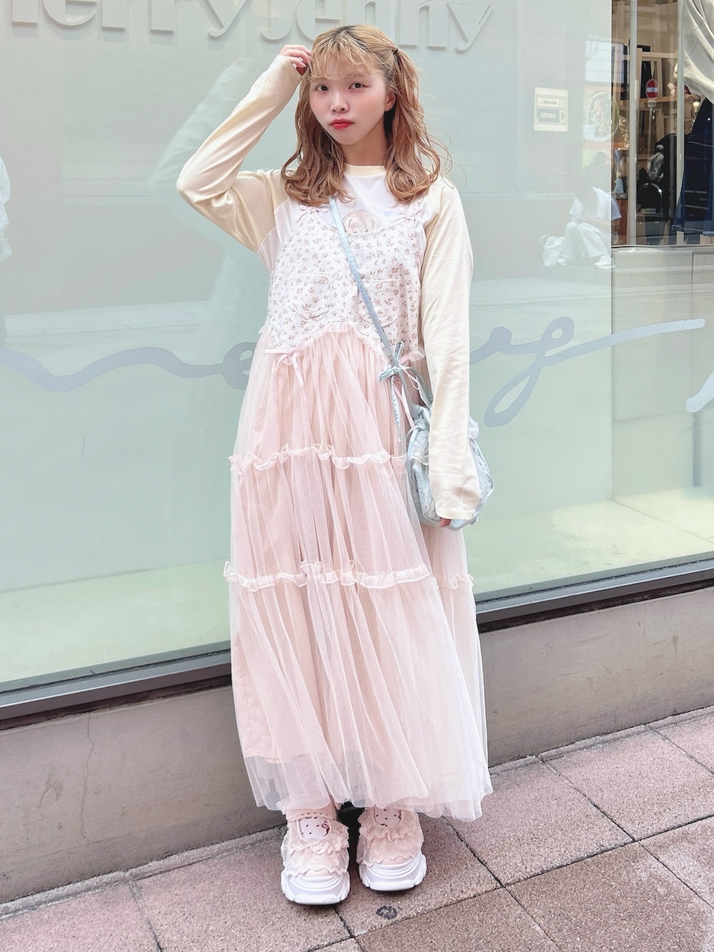 ピンク系のワンピース、イエロー系のTシャツ/カットソー、ブルー系のショルダーバッグを着用したレディースの秋コーディネートの3枚目の写真