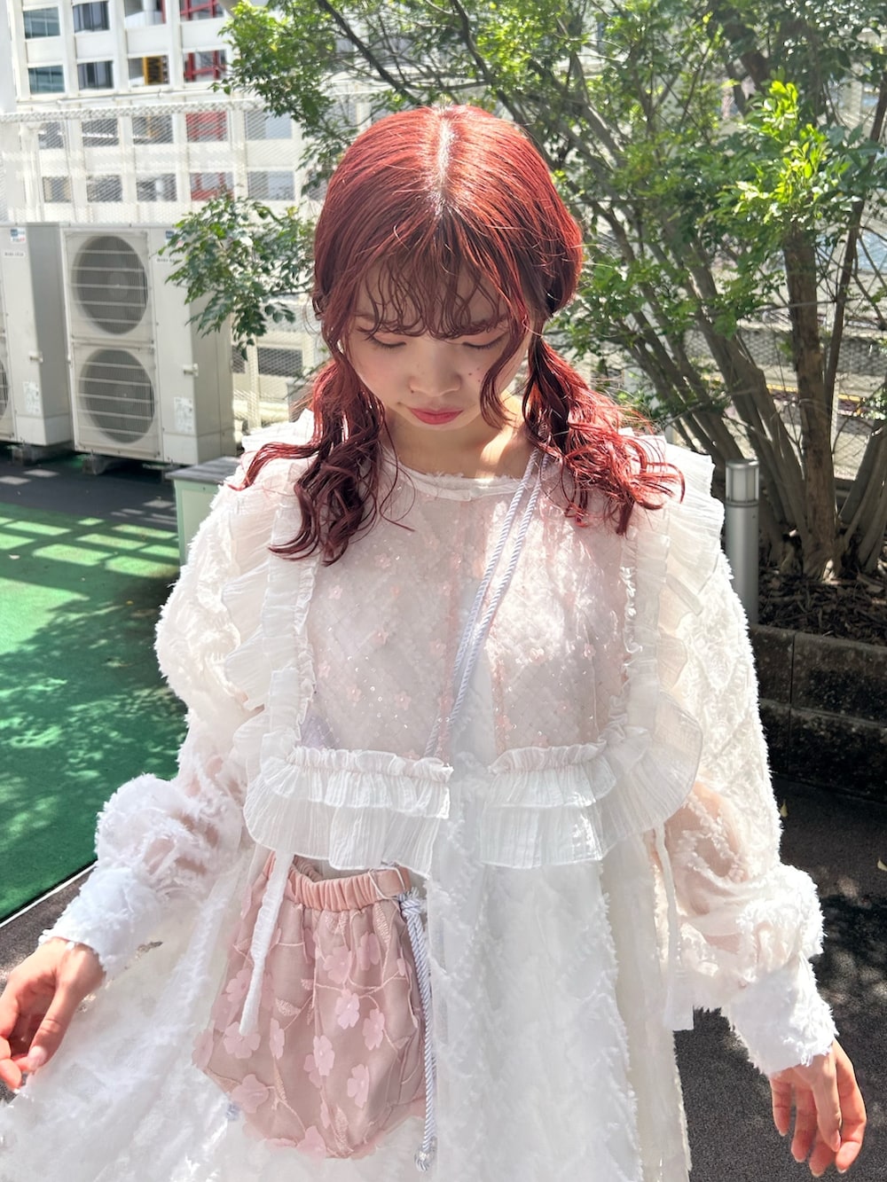 ホワイト系のカーゴパンツ、ホワイト系のワンピース、ピンク系のサンダルを着用したレディースの春コーディネートの5枚目の写真