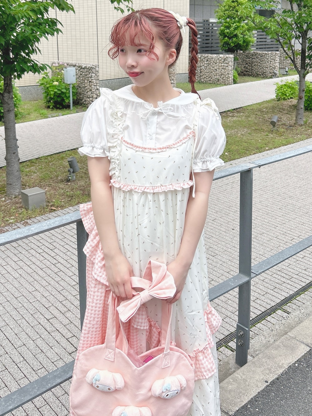 ピンク系のワンピース、ホワイト系のシャツ/ブラウス、ホワイト系のサンダルを着用したレディースの春コーディネートの6枚目の写真