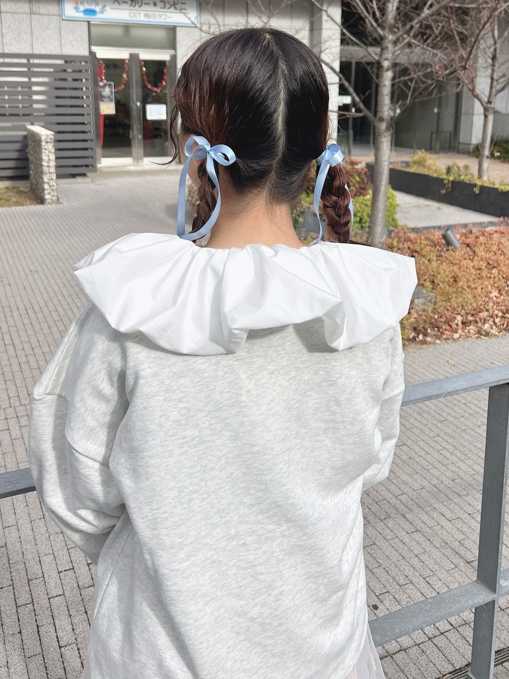 グレー系のスウェット、ピンク系のワンピース、ホワイト系のシャツ/ブラウスを着用したレディースの冬コーディネートの5枚目の写真