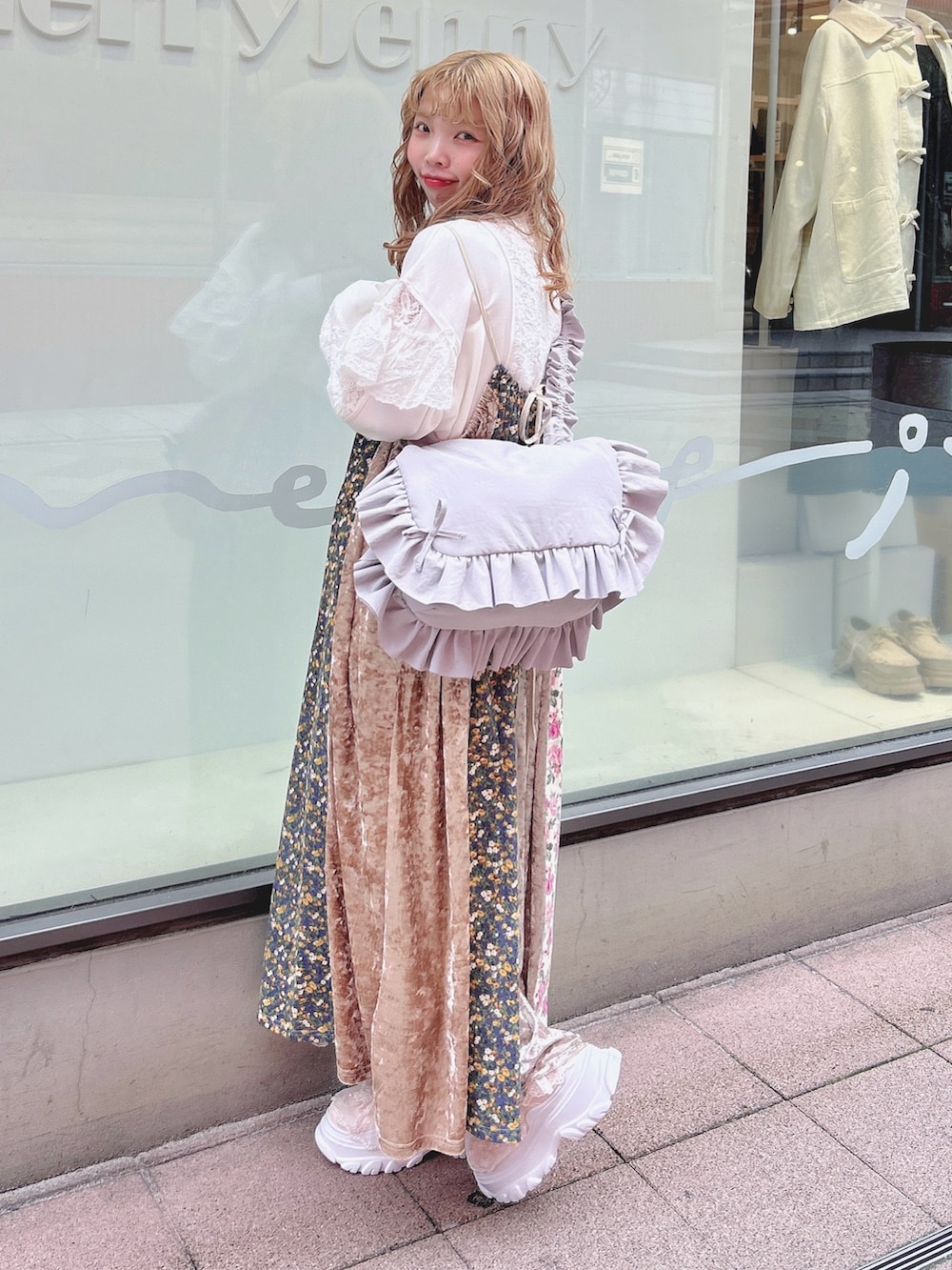 ホワイト系のジャージ、ピンク系のワンピース、ブルー系のショルダーバッグを着用したレディースの秋コーディネートの2枚目の写真