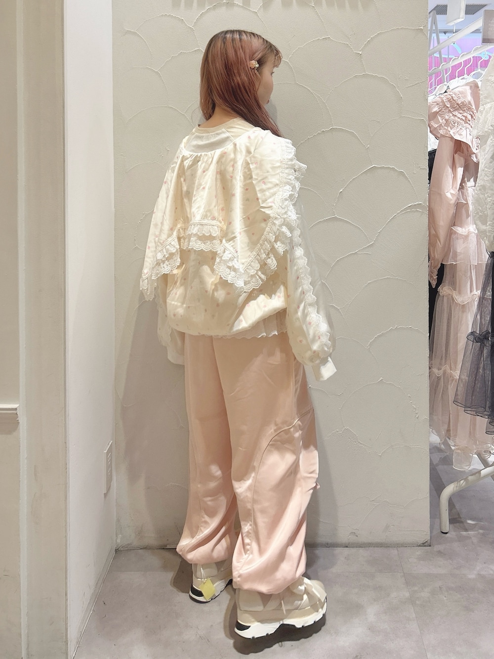 ピンク系のブルゾン、ピンク系のその他パンツ、ベージュ系のTシャツ/カットソーを着用したレディースの秋コーディネートの3枚目の写真