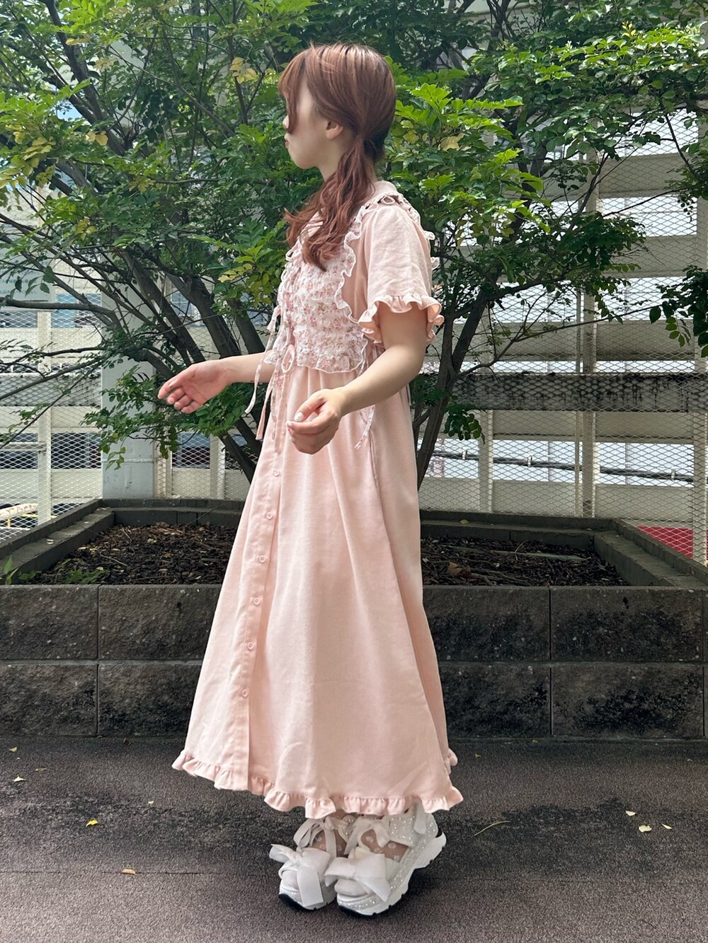 ピンク系のワンピース、ホワイト系のサンダル、ホワイト系の付け襟を着用したレディースの夏コーディネートの3枚目の写真