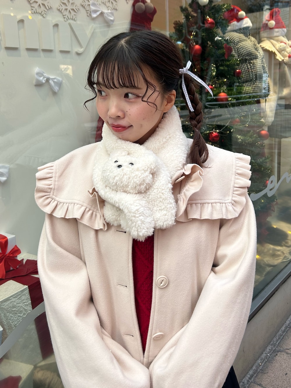 ホワイト系のブルゾン、レッド系のニット/セーター、ブラック系のワンピースを着用したレディースの冬コーディネートの3枚目の写真