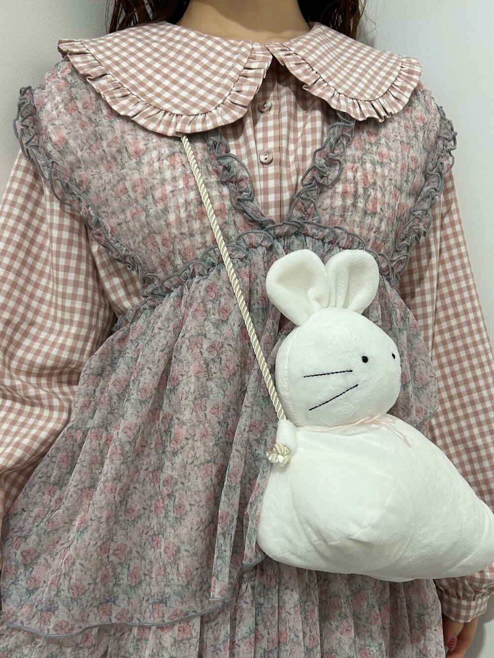 ピンク系のワンピース、ピンク系のワンピース、ホワイト系のスニーカーを着用したレディースの冬コーディネートの8枚目の写真