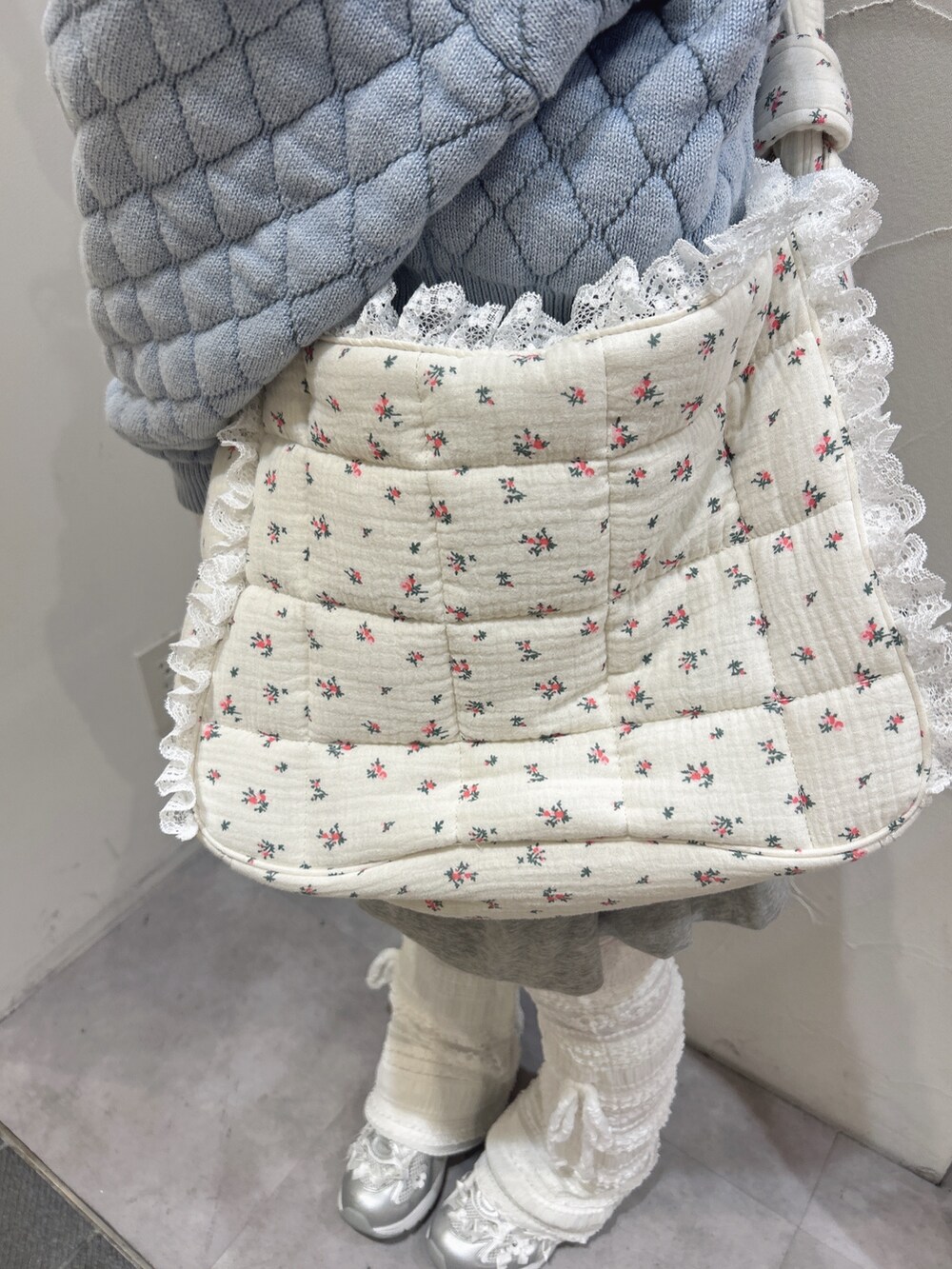 ブルー系のカーディガン/ボレロ、ピンク系のニット/セーター、グレー系のスカートを着用したレディースの冬コーディネートの7枚目の写真