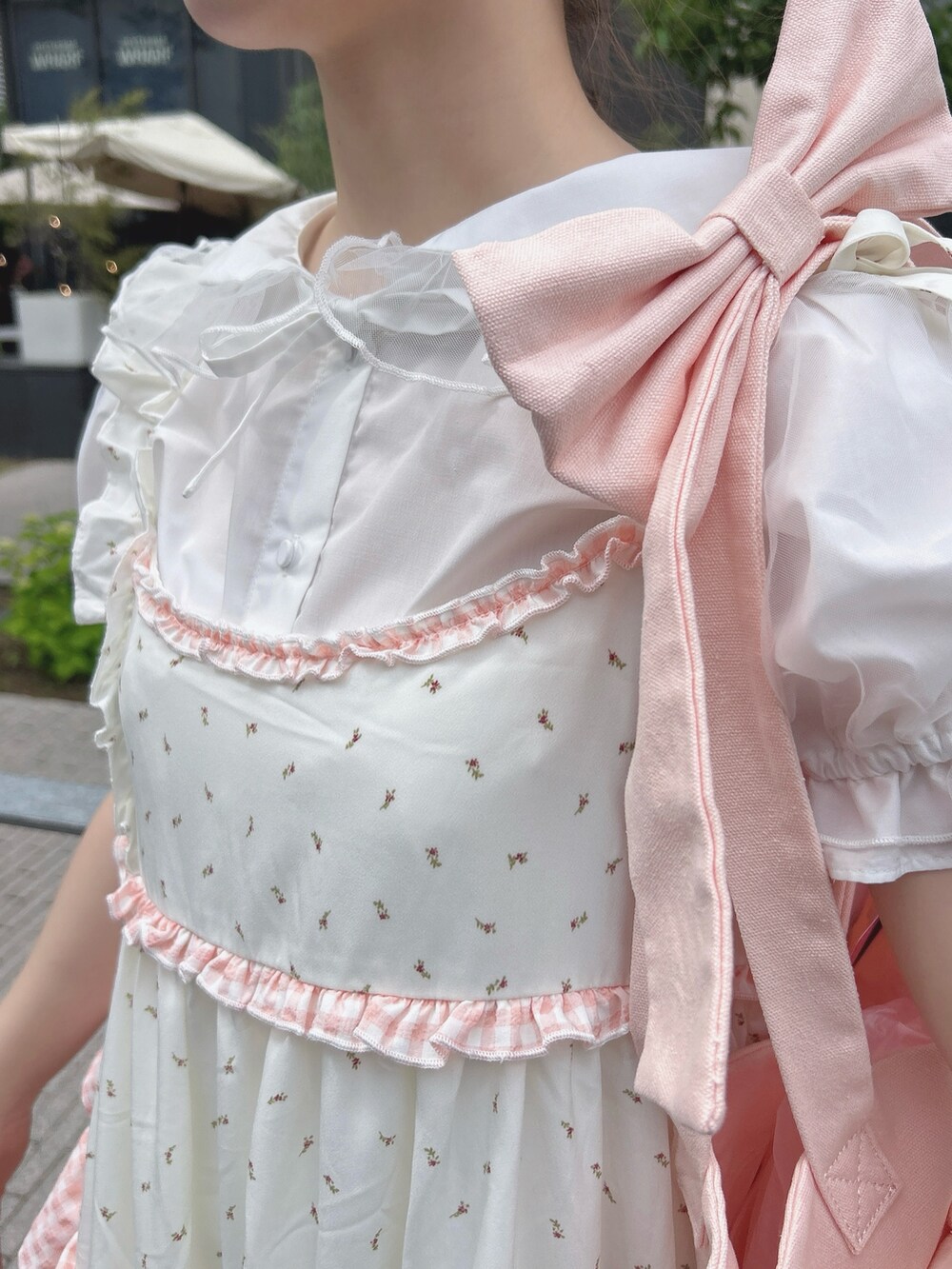 ピンク系のワンピース、ホワイト系のシャツ/ブラウス、ホワイト系のサンダルを着用したレディースの春コーディネートの7枚目の写真