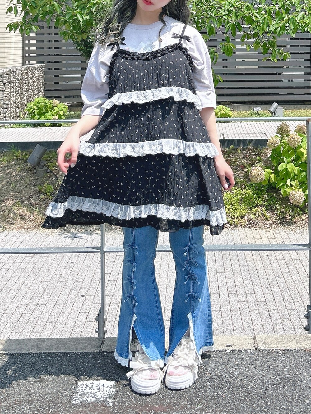 ブラック系のチュニック、パープル系のTシャツ/カットソー、ブルー系のデニムパンツを着用したレディースの夏コーディネートの8枚目の写真