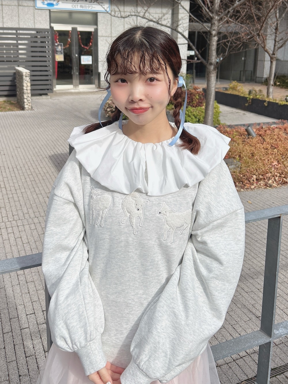 グレー系のスウェット、ピンク系のワンピース、ホワイト系のシャツ/ブラウスを着用したレディースの冬コーディネートの4枚目の写真