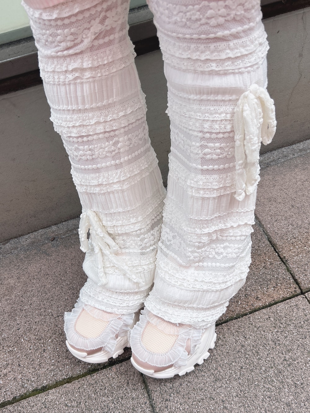 ピンク系のワンピース、ホワイト系のその他パンツ、ピンク系のスニーカーを着用したレディースの春コーディネートの8枚目の写真